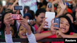 Para remaja dalam konser musik untuk mendukung Joko Widodo dalam pemilihan presiden, Jakarta, 25 Juni 2014. (Foto: dok).