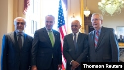 Líderes del Senado de Estados Unidos posan para una fotografía con los líderes del gobierno de Afganistán en el Capitolio de Washington, el jueve 24 de junio de 2021.