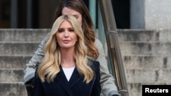 La hija del ex presidente estadounidense Donald Trump, Ivanka Trump, sale después de asistir al juicio por fraude civil de la Organización Trump, en la Corte Suprema del Estado de Nueva York en el distrito de Manhattan de la ciudad de Nueva York, EEUU, el 8 de noviembre de 2023.