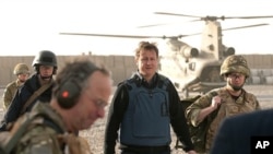 British Prime Minister David Cameron (C) arrives at Lashkar Gah base, Afghanistan on an unannounced trip, 7 Dec 2010