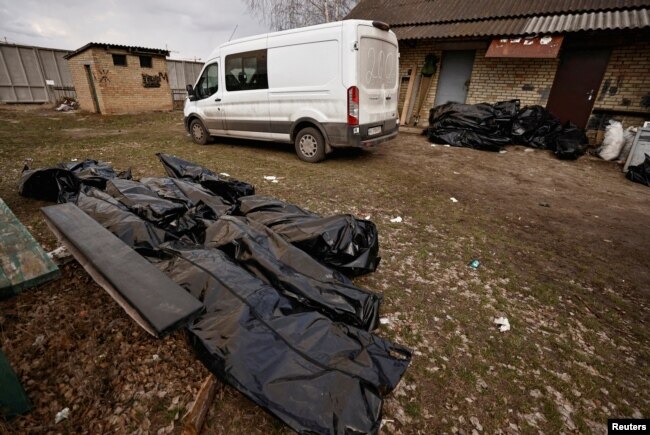 Kantong-kantong berisi mayat warga sipil, yang menurut penduduk dibunuh oleh tentara Rusia, dikumpulkan di sebuah pemakaman, di Bucha. (Foto: Reuters)