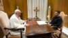 ARCHIVO - Esta imagen proporcionada por Vatican News muestra al Papa Francisco reuniéndose con el presidente ucraniano Volodymyr Zelenskyy durante una audiencia privada en el Vaticano, el sábado 13 de mayo de 2023. (Vatican News vía AP, Archivo) 