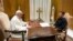 ARCHIVO - Esta imagen proporcionada por Vatican News muestra al Papa Francisco reuniéndose con el presidente ucraniano Volodymyr Zelenskyy durante una audiencia privada en el Vaticano, el sábado 13 de mayo de 2023. (Vatican News vía AP, Archivo) 