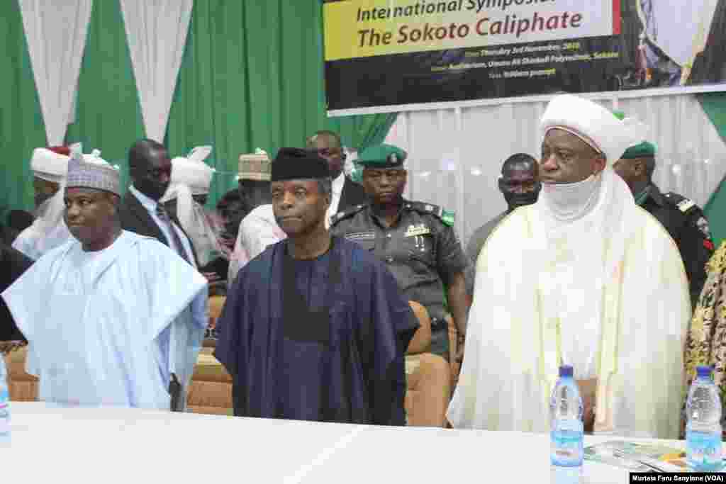 Cikin wannan hoton gwamnan Sokoto Waziri Aminu Tambuwal daga hagu sai mataimakin shugaban Najeriya Farfsa Yemi Osinbajo a tsakiya&nbsp; sai kuma Mai Mrtaba Sarkin Musulmi Muhammad Sa&#39;ad Abubakar III