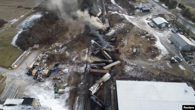 ARCHIVO: Las imágenes de un dron muestran el descarrilamiento de un tren de carga en East Palestine, Ohio, EEUU, el 6 de febrero de 2023 en esta captura de pantalla obtenida de un video publicado por la NTSB. NTSBGov/Folleto a través de REUTERS ESTA IMAGEN HA SIDO SUMINISTRADA POR UN TERCERO./Foto de archivo/Foto de archivo