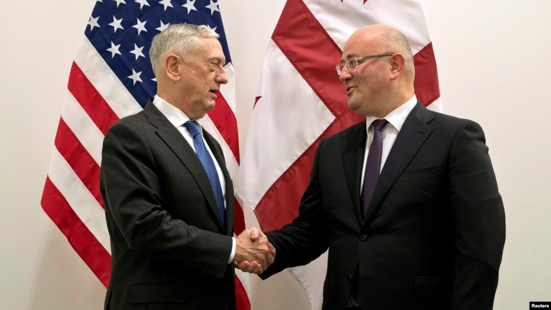 Menteri Pertahanan AS James Mattis (kiri) meyapa Menteri Pertahanan Georgia Levan Izoria dalam pertemuan menteri pertahanan NATO di markas NATO, di Brussels, Belgia, 3 Oktober 2018.