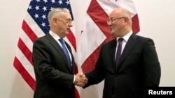 Menteri Pertahanan AS James Mattis (kiri) meyapa Menteri Pertahanan Georgia Levan Izoria dalam pertemuan menteri pertahanan NATO di markas NATO, di Brussels, Belgia, 3 Oktober 2018.