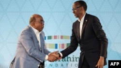 Le président rwandais, Paul Kagame, avec le magnat des télécommunications soudanais, Mo Ibrahim, fondateur de la Fondation Mo Ibrahim, à Kigali le 28 avril 2018.