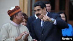 El presidente de Venezuela, Nicolás Maduro (derecha) recibió en Caracas al secretario general de la OPEP, Mohammed Barkindo, el 16 de noviembre, de 2016.