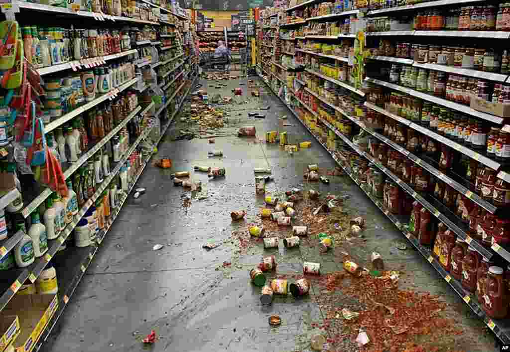 Alimentos caídos de las estanterías ensucian el piso en un Walmart tras un terremoto de magnitud 7,1 en el valle de Yucca, California, el 5 de julio de 2019.&nbsp;