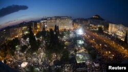 Manifestes anti-austeridad protestan frente al Parlamento en Atenas, el lunes, 29 de junio de 2015. 