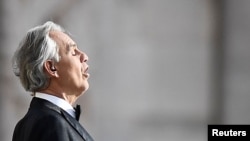 Penyanyi opera Andrea Bocelli berlatih di depan Katedral Duomo di Milan menjelang konser yang disiarkan secara streaming di tengah pandemi Covid-19, di Milan, Italia, 12 April 2020. (Foto: Reuters)