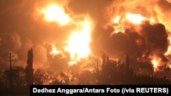 Asap membubung dari kilang minyak Pertamina di Balongan, Indramayu, Jawa Barat, Senin, 29 Maret 2021. (Foto: Dedhez Anggara/Antara Foto via Reuters)