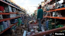 Seorang pria berdiri di dalam supermarket yang hancur akibat badai Maria di Salinas, Puerto Rico, 29 September 2017 