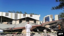 Seorang pastor mengamati lokasi reruntuhan gereja di Ciudad Madero, negara bagian Tamaulipas, Meksiko pada 1 Oktober 2023. (Foto: AFP/Handout/Tamaulipas Civil Protection)