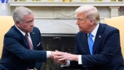 Presiden AS Donald Trump menerima Raja Yordania Abdullah II di Ruang Oval di Gedung Putih di Washington, DC hari Selasa 11 Februari 2025. 