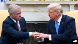 Presiden AS Donald Trump menerima Raja Yordania Abdullah II di Ruang Oval di Gedung Putih di Washington, DC hari Selasa 11 Februari 2025. 