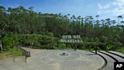 រូបឯកសារ៖ ទាហាន​ឥណ្ឌូណេស៊ី​ថត​រូប​​ចំណុច​កណ្តាល​នៃ​ទីតាំង​នៃ​រដ្ឋធានី​ថ្មី Nusantara ក្នុង​ក្រុង Penajam Paser Utara តំបន់ East Kalimantan ប្រទេស​ឥណ្ឌូណេស៊ី កាលពី​ថ្ងៃទី៨ ខែមីនា ឆ្នាំ២០២៣។
