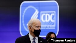 El presidente de Estados Unidos, Joe Biden, acompañado por la vicepresidenta Kamala Harris, visita la sede de los CDC en Atlanta, Georgia, el 18 de marzo de 2021.