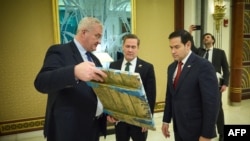 Menteri Luar Negeri Ukraina Andrii Sybiha (kiri) berbincang dengan Menteri Luar Negeri AS Marco Rubio dan Penasihat Keamanan Nasional AS Mike Waltz (tengah) dalam pertemuan di Jeddah, di tengah invasi Rusia ke Ukraina. (Foto: Ukrainian Presidential Press Service/ AFP)