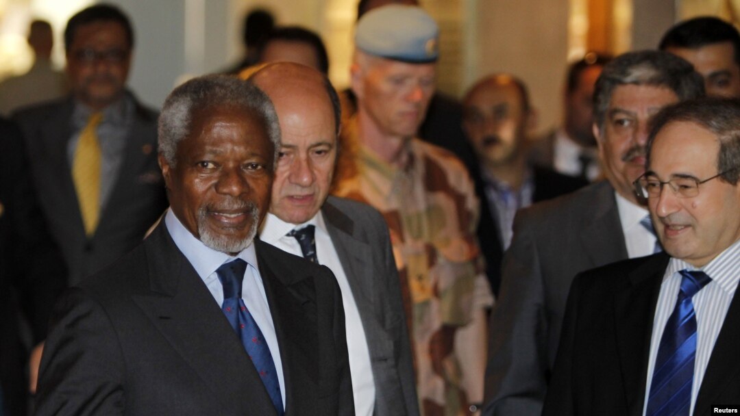 Wakil Menteri Luar Negeri Suriah Faisal al-Miqdad (kanan) menyambut utusan PBBKofi Annan di Damascus. (Photo: Reuters)