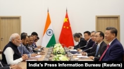 Perdana Menteri India Narendra Modi dan Presiden China Xi Jinping menghadiri pertemuan di sela-sela KTT BRICS di Kazan, Rusia, 23 Oktober 2024. (Foto: via Reuters)