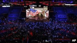 Para delegasi partai menonton presentasi video dalam Konvensi Nasional Partai Republik di Tampa, Florida. (Foto: AP)