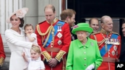 La reine Elizabeth II de la Grande-Bretagne, avec le prince Philip, à droite, le prince William, au centre, son fils Prince George, devant, et Kate, duchesse de Cambridge tenant la princesse Charlotte, le 11 juin2016.