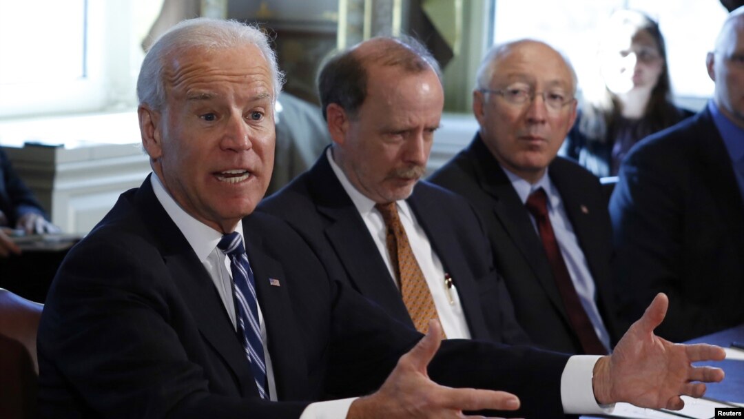 Wapres AS Joe Biden (kiri) memimpin satuan tugas untuk mengekang kekerasan terkait kepemilikan senjata api di Amerika.