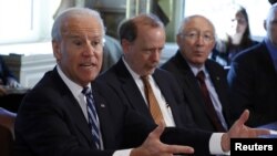 Wapres AS Joe Biden (kiri) memimpin satuan tugas untuk mengekang kekerasan terkait kepemilikan senjata api di Amerika.