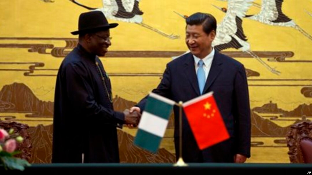 Presiden China Xi Jinping (kanan) berjabat tangan dengan Presiden Nigeria, Goodluck Jonathan di Beijing hari Rabu (10/7). 