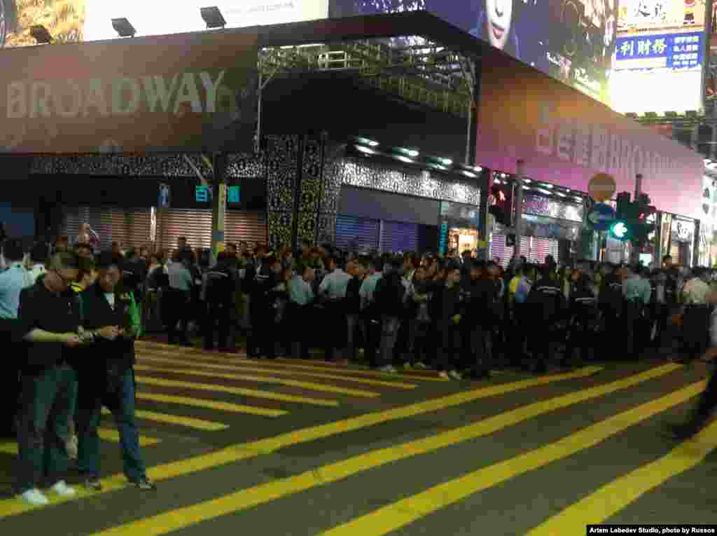 香港街头警民对峙数千人围观 (美国之音海彦拍摄)