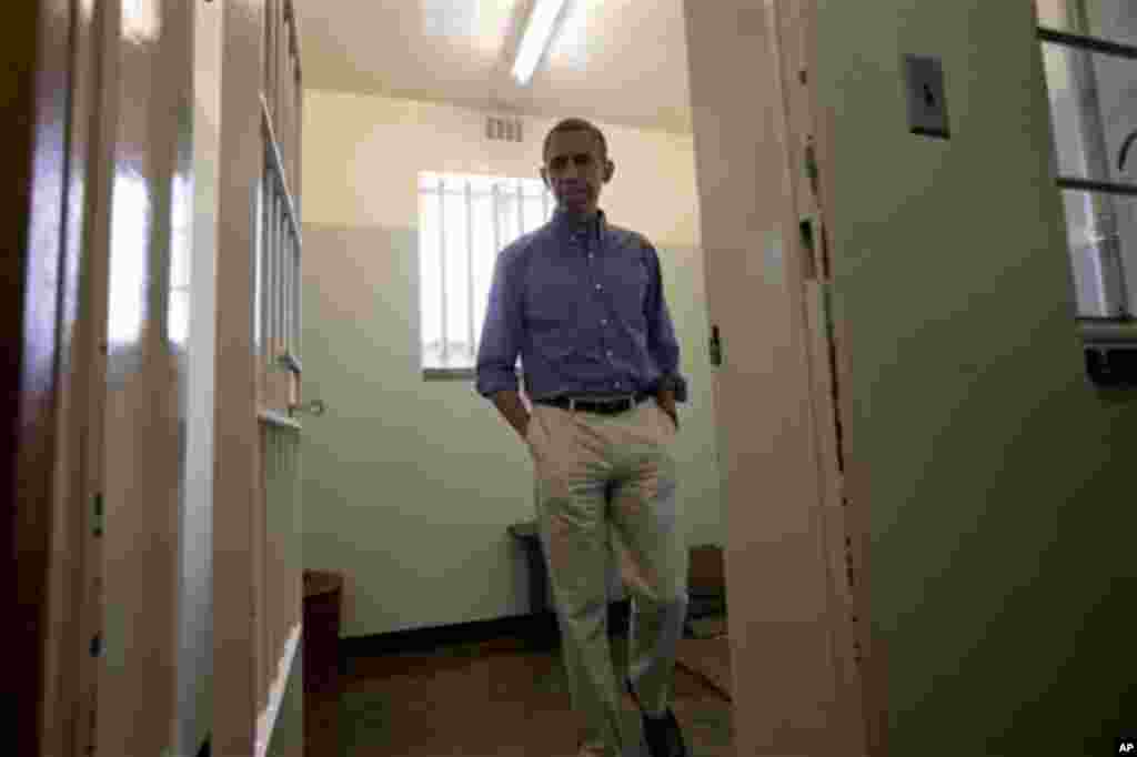 Madaxweyne Obama oo ku sugan qolkii uu ku xirnaan jiray Mandela ee Robben Island.