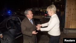 Sekjen PBB Antonio Guterres, disambut oleh Menlu Swedia Margot Wallstrom, setibanya di bandara Arlanda, luar kota Stockholm, 12 Desember 2018. 