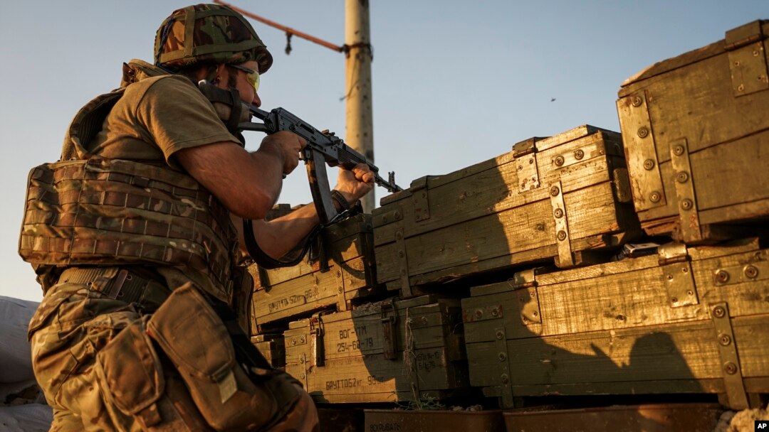 Tentara pemerintah Ukraina menembakkan senjatanya ke arah pemberontak dekat Avdiivka, luar kota Donetsk, Ukraina timur. (Foto: Dok)