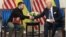 Tổng thống Mỹ Joe Biden gặp Tổng thống Ukraine Volodymyr Zelensky ở khách sạn Intercontinental ở Paris hôm 7/6
