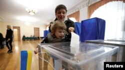 Hooyo canugeeda kor u heysa oo codkeeda ka dhiibaneysa doorashada Ukraine maanta ka dhaceysa