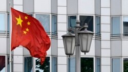 Bendera China terlihat di depan fasad Kedutaan Besar China di Berlin pada 22 April 2024. (Foto: AFP)