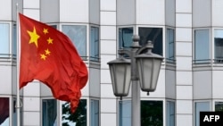 Bendera China terlihat di depan fasad Kedutaan Besar China di Berlin pada 22 April 2024. (Foto: AFP)