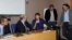 La journaliste française Michèle Léridon avec l'équipe éditoriale du quotidien italien Il Tempo à Rome, le 18 novembre 2011.
