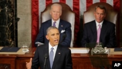 Wakil Presiden AS Joe Biden (kiri belakang) dan Ketua DPR John Boehner mendengarkan pidato tahunan Presiden Barack Obama di Gedung Kongres (20/1). (AP/J. Scott Applewhite)