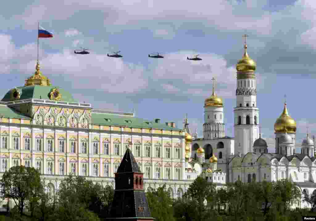 Máy bay trực thăng của quân đội Nga bay theo đội hình trong cuộc diễn tập cho cuộc diễu hành &ldquo;Ngày Chiến thắng,&rdquo; phía sau là điện Kremlin và Tháp Chuông Lớn, tại trung tâm Moscow. Nga kỷ niệm chiến thắng Đức Quốc Xã trong Thế chiến Thứ hai vào ngày 9 tháng 5.