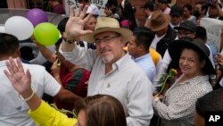 ARCHIVO: El candidato presidencial Bernardo Arévalo saluda durante un acto de campaña en Santa María de Jesús, Gutemala, el 16 de julio de 2023.