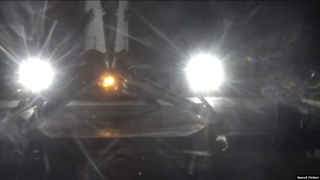 Ảnh do SpaceX đăng trên Twitter cho thấy tên lửa không người lái Falcon 9 đã đáp xuống bệ đặt trên Đại Tây Dương ngày 6/5/2016.