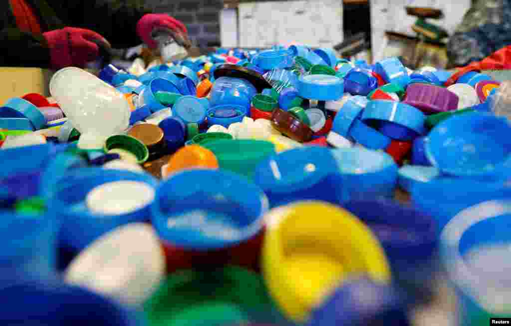 ایک اندازے کے مطابق ہر سال دنیا بھر میں آٹھ ملین میٹرک ٹن پلاسٹک کا اضافہ ہو رہا ہے۔ اس حوالے سے اگر پاکستان پر نظر دوڑائیں تو پلاسٹک سے وابستہ ملکی صنعت 15 فیصد سالانہ کی رفتار سے بڑھ رہی ہے۔ 