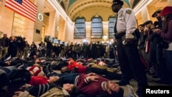 Người biểu tình nằm trên sàn nhà ga Grand Central Terminal ở Manhattan đòi công lý cho Eric Garner, 3/12/14