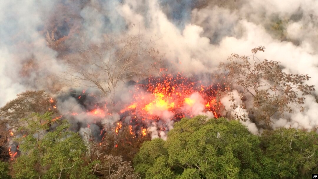 Gunung berapi Kilauea terus meletus mengeluarkan lava dan abu vulkanik dekat kota Pahoa, Hawaii, Rabu (16/5). 