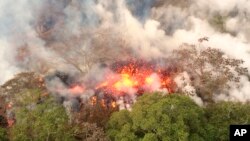 Gunung berapi Kilauea terus meletus mengeluarkan lava dan abu vulkanik dekat kota Pahoa, Hawaii, Rabu (16/5). 