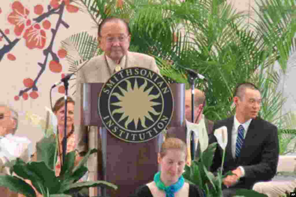 来自夏威夷州的国会参议员井上健(Daniel Inouye)在会上致词