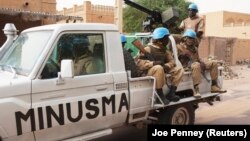 Pasukan penjaga perdamaian PBB dari Burkina Faso berpatroli pada hari pemilihan di Timbuktu. (Foto: REUTERS/Joe Penney)